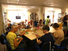 Der Strickkreis bei der "Arbeit" Der Strickkreis bei der "Arbeit"