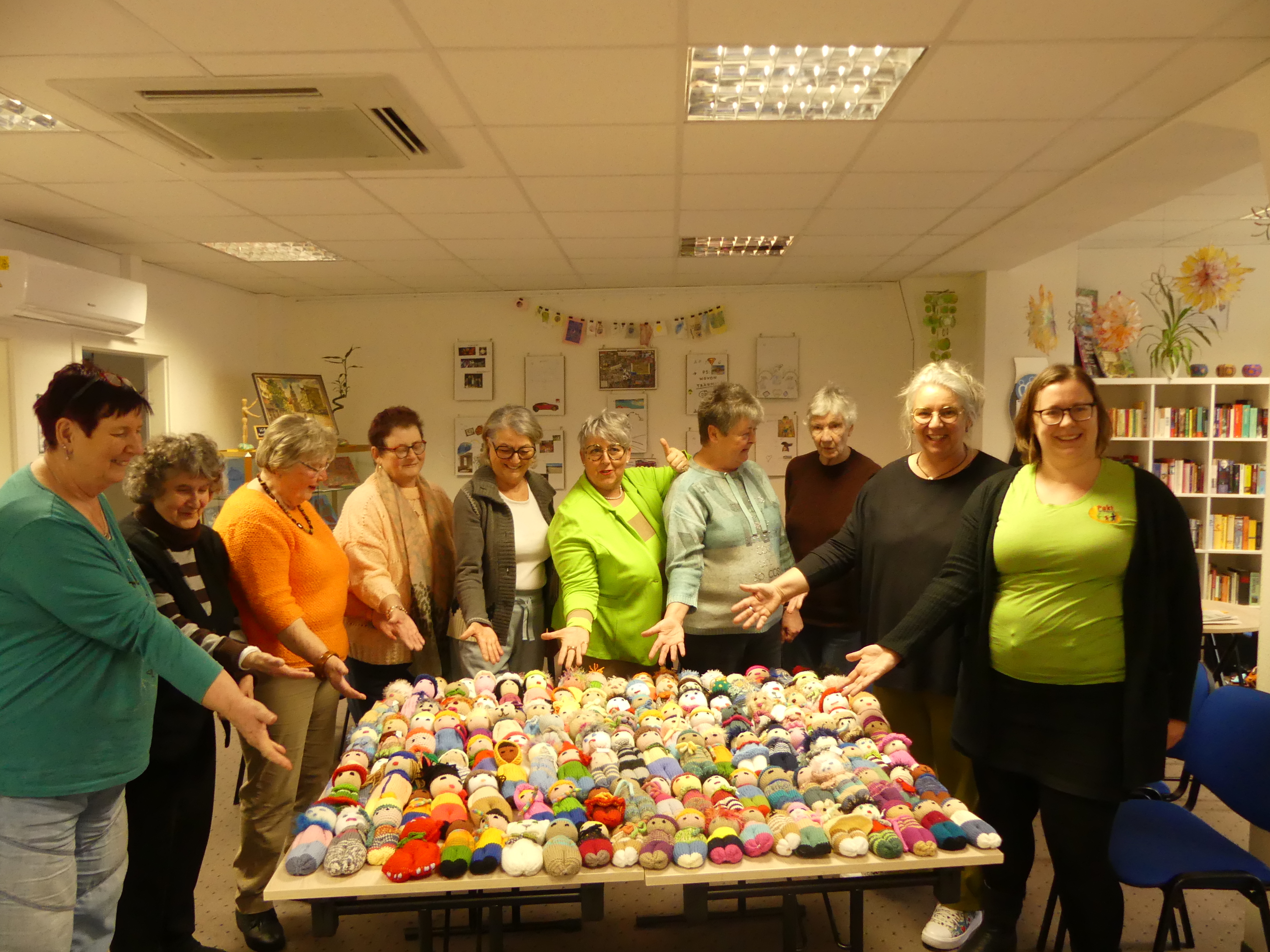 Teilnehmerinnen des Strickkreises und Pakt-Koordinatorin Martina Fuhrmann (ganz rechts)