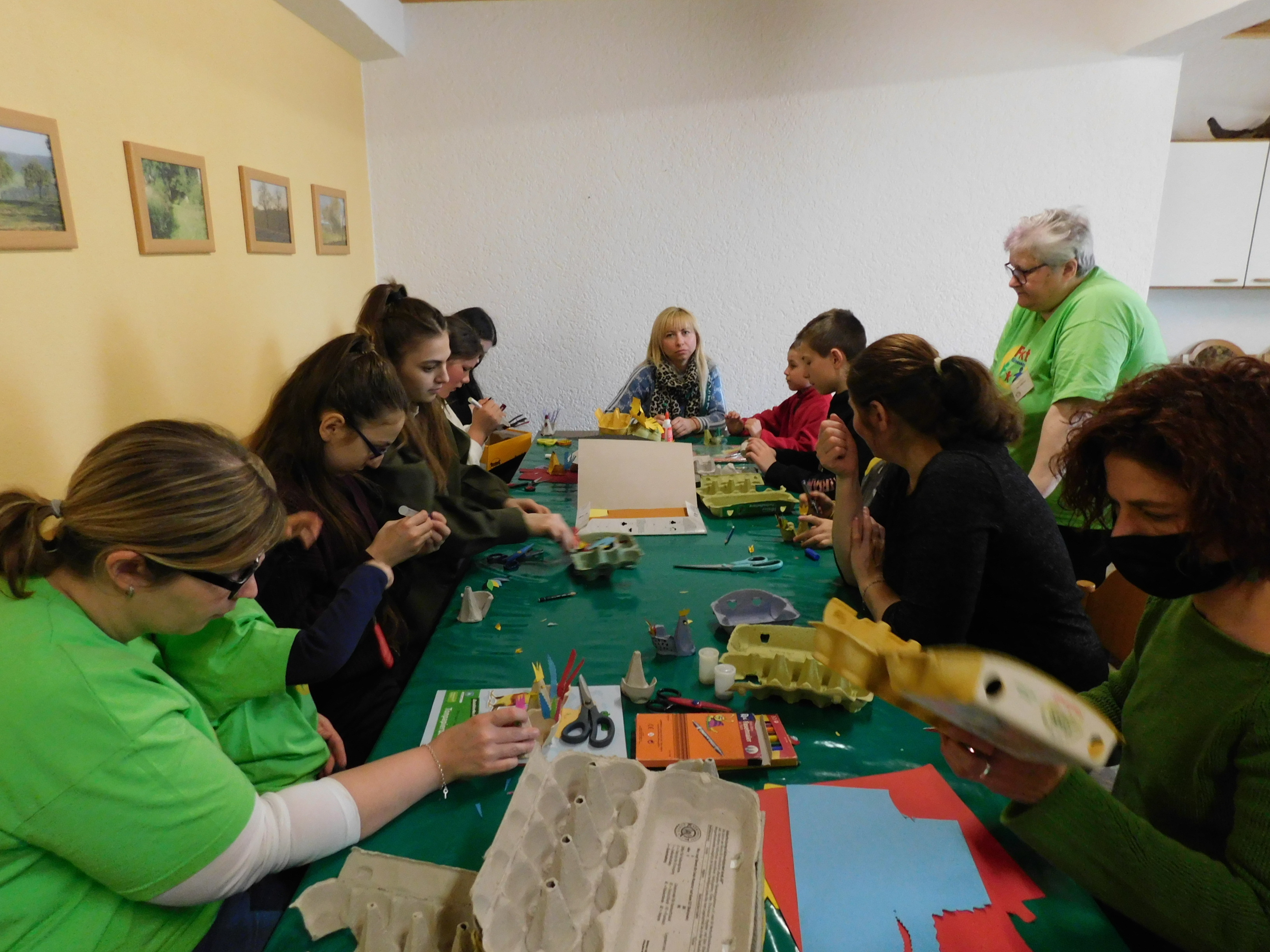 Die Eltern-Kind-Gruppe bastelt zu Ostern