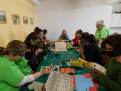 Die Eltern-Kind-Gruppe bastelt zu Ostern Die Eltern-Kind-Gruppe bastelt zu Ostern