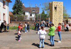 Spielen beim Ukraine-Treff Besucher des Ukraine-Treffs im Hof des CVJM-Hauses