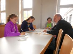 Die Schlagzeilen-Reporterinnen im Gespräch mit Fritz Gilcher (rechts) Die Schlagzeilen-Reporterinnen im Gespräch mit Fritz Gilcher (rechts)