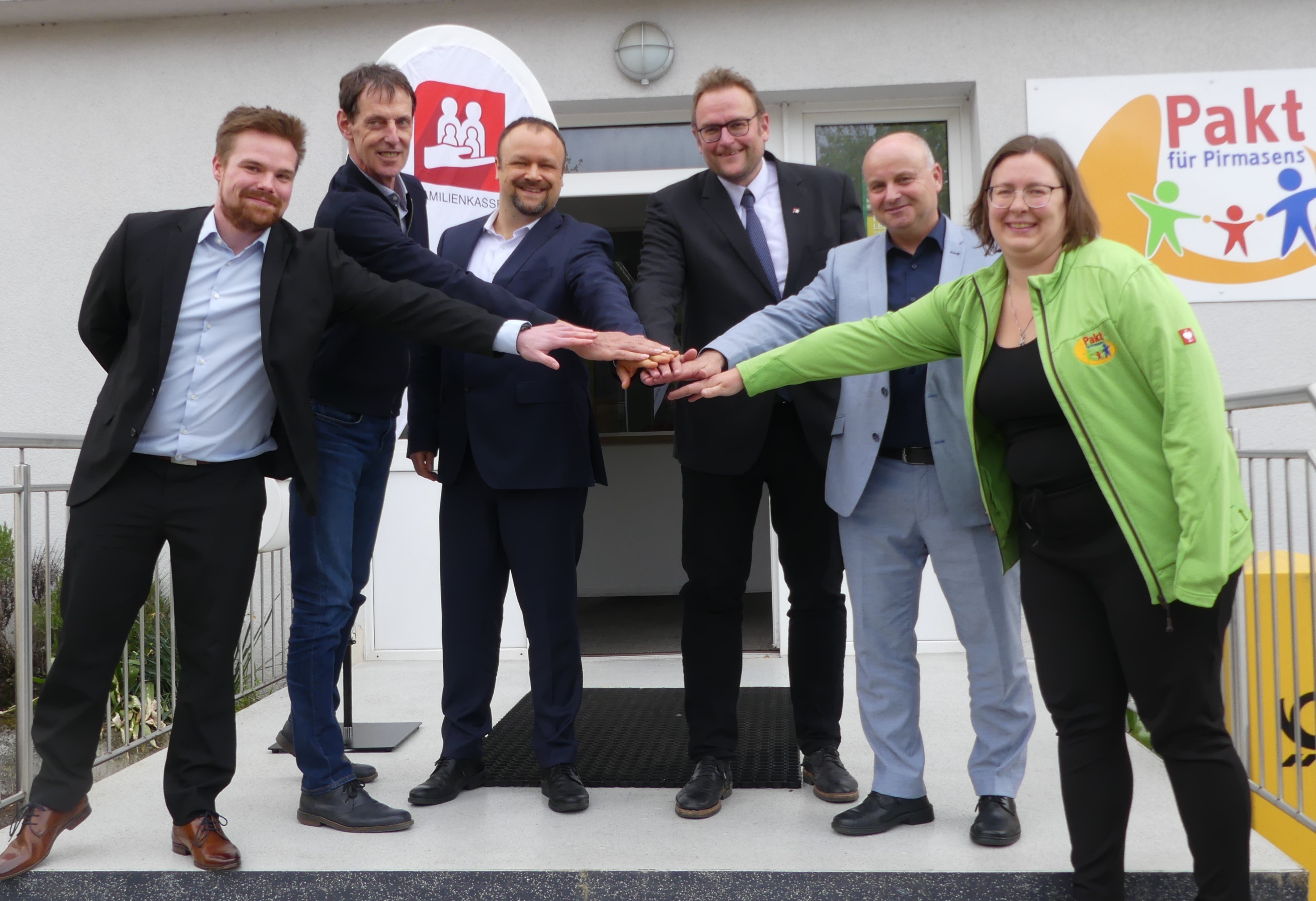 Kooperationspartner bei der Sprechstunde "Familienleistungen" vor dem Pakt für Pirmasens-Büro