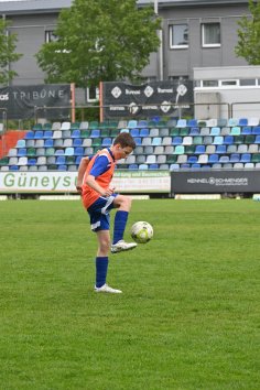 Kind jongliert mit dem Ball