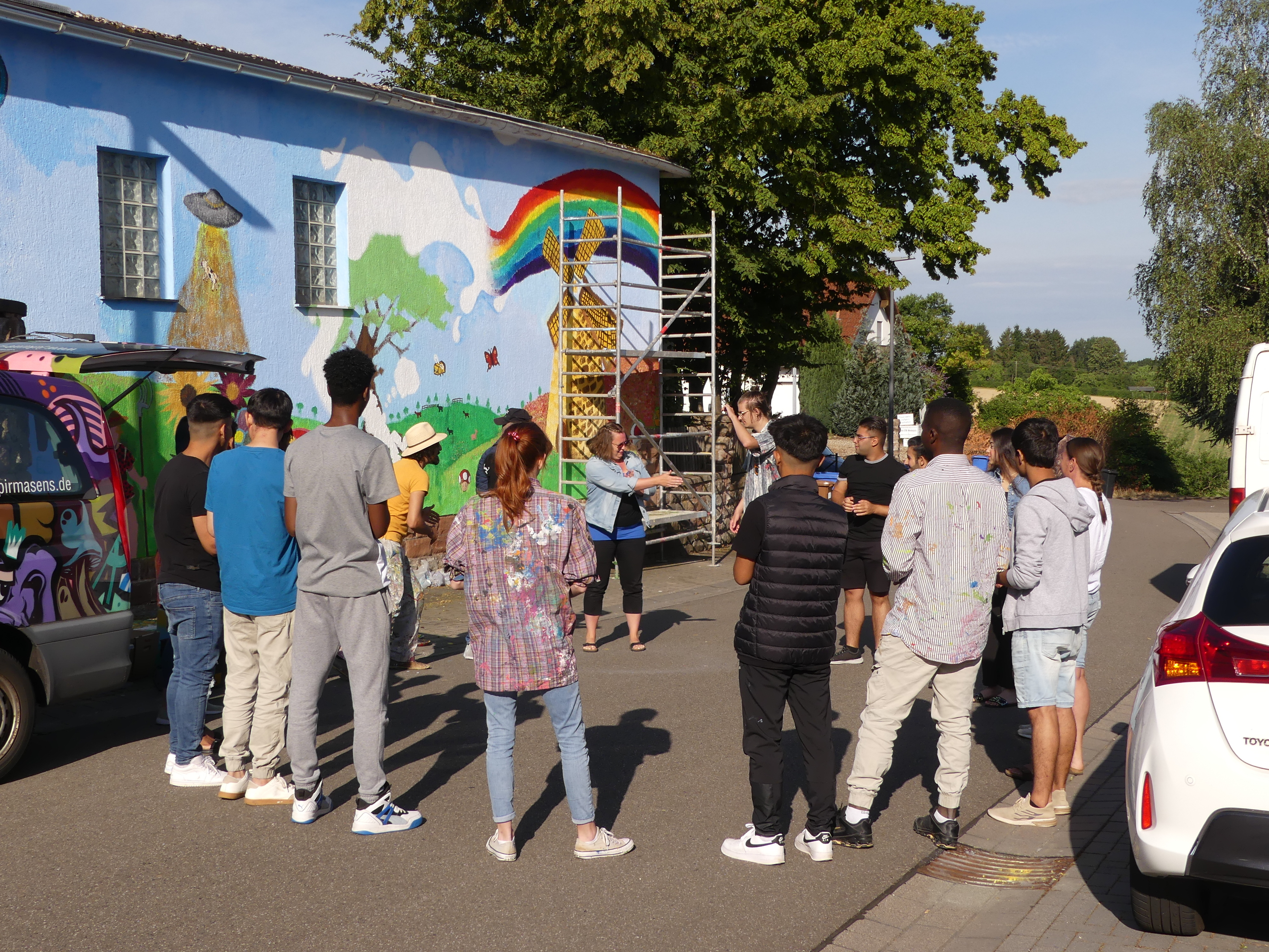 Alle Beteiligten vor dem Kunstwerk