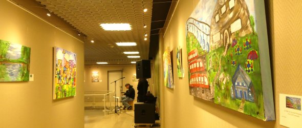 Blick in einen Gang mit Ausstellungswerken im Krankenhaus Pirmasens