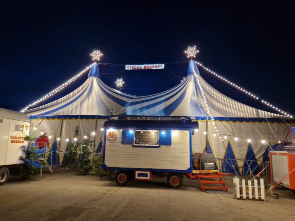 Das Zirkuszelt des Landauer Weihnachtscircus