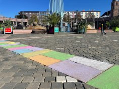 Der Exerzierplatz wurde bunt mit Kreide bemalt.
