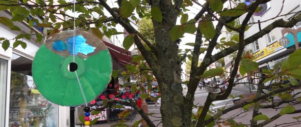 Bemalte CDs verschönern die Bäume in der Fußgängerzone