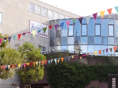 Gehäkelte Wimpelketten über dem Schlossplatz
