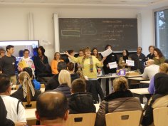 Beim Elternabend für Eltern mit Migrationshintergrund Beim Elternabend für Eltern mit Migrationshintergrund