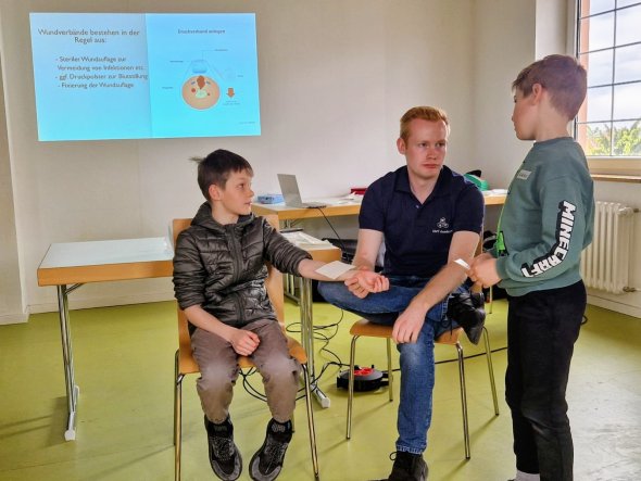 Übung von Wundversorgung beim 1. Hilfe-Kurs Übung von Wundversorgung beim 1. Hilfe-Kurs