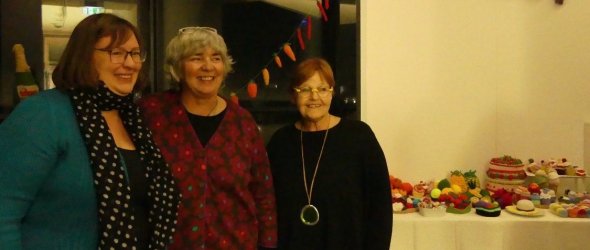 Pakt-Koordinatorin Martina Fuhrmann (links) mit Vertreterinnen des Strickkreises