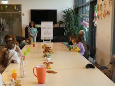 Maire Schönberger beim Glücks-Workshop im p11