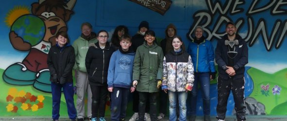 Alle Beteiligten vor der besprayten Wand am Wedebrunnen Alle Beteiligten vor der besprayten Wand am Wedebrunnen