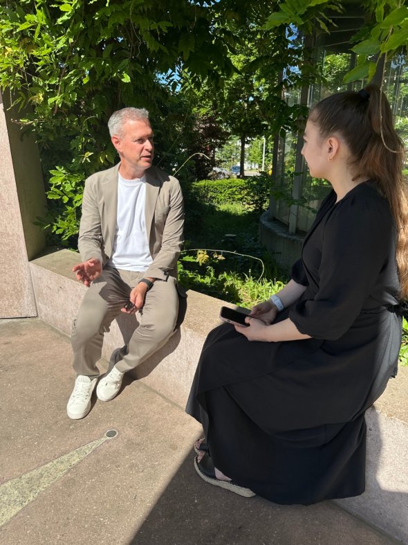 Michael Maas im Gespräch mit Schlagzeilen-Reporterin Seda Turpalova Michael Maas im Gespräch mit Schlagzeilen-Reporterin Seda Turpalova