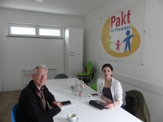 Erich Brück (links) im Interview mit Schlagzeilen-Reporterin Miral AbuSaeed Erich Brück (links) im Interview mit Schlagzeilen-Reporterin Miral AbuSaeed