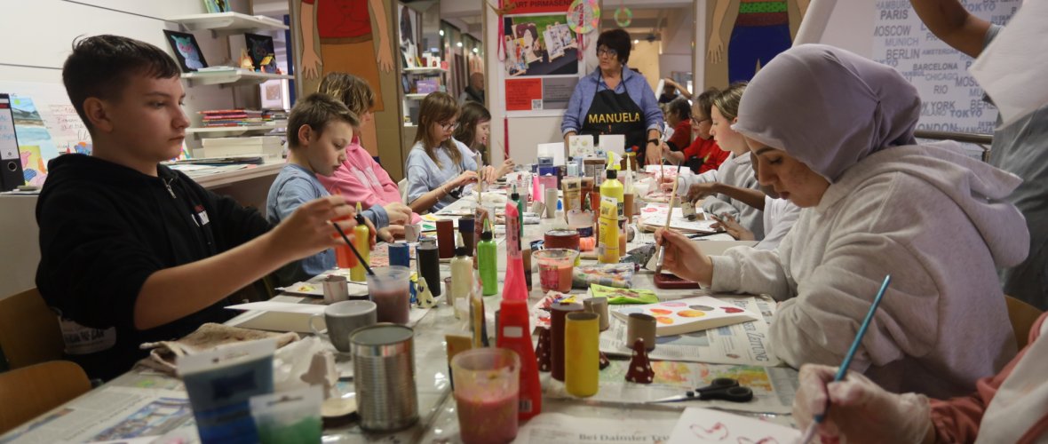 Schülerinnen und Schüler der Käthe-Dassler-Realschule Plus beim Gestalten Schülerinnen und Schüler der Käthe-Dassler-Realschule Plus beim Gestalten