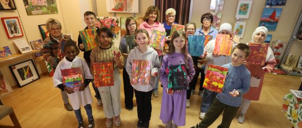Die Schülerinnen und Schüler mit ihren Kunstwerken, die bei "Kreativ im Kunschd'Raum" entstanden sind Die Schülerinnen und Schüler mit ihren Kunstwerken, die bei "Kreativ im Kunschd'Raum" entstanden sind