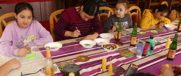 Die Kinder beim kreativen Werkeln im TVP