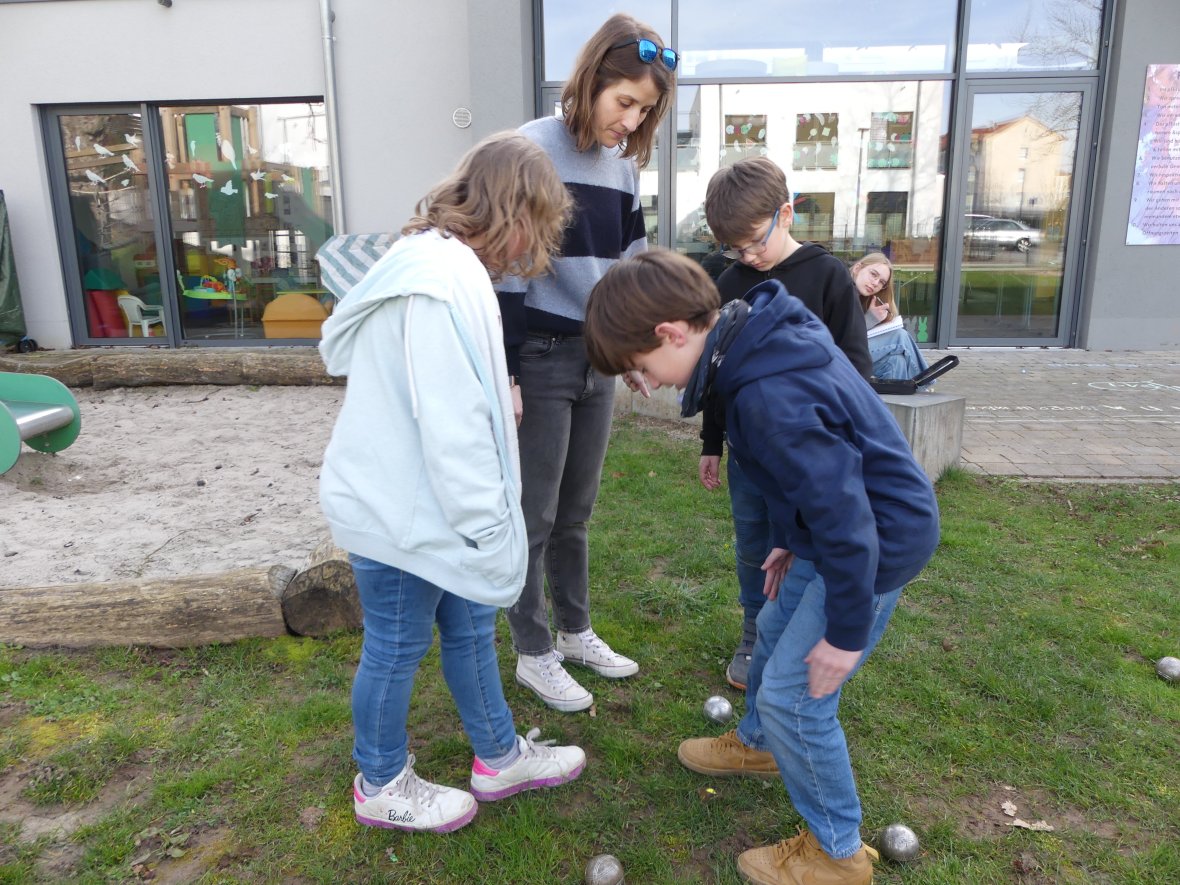 Beim Boule-Spiel im Leseclub