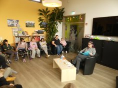 Die Autorin Karmann liest aus ihrem Buch