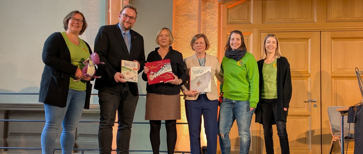 Ute Krause (3.v.l.) mit Oberbürgermeister Markus Zwick und das Team vom Pakt für Pirmasens