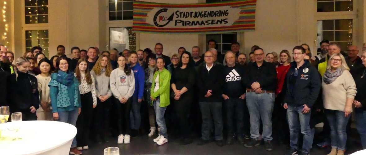 Gruppenbild des Stadtjugendrings beim Neujahrsempfang