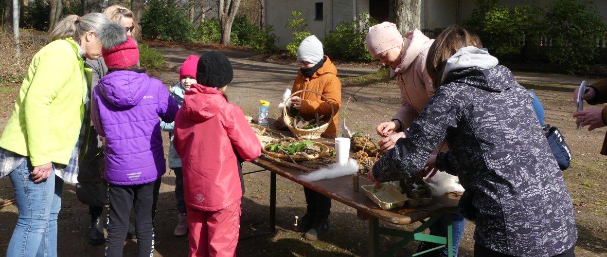 Kinder und Eltern basteln im Neufferpark