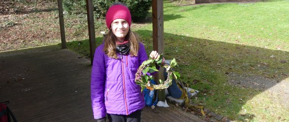 Rosalie mit ihrem selbstgebastelten Osterkranz