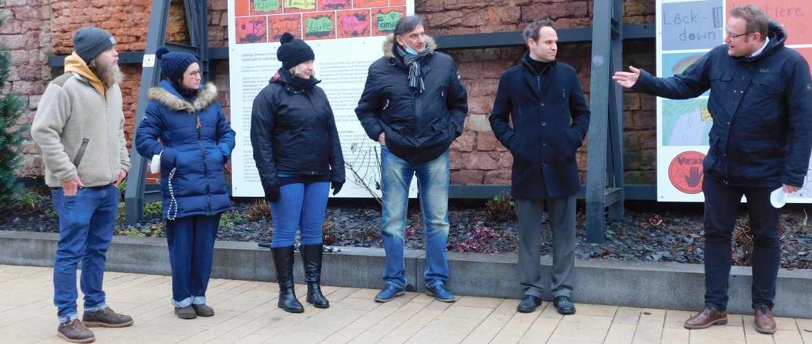 Bei der Einweihung der Kunstwerke von "Vielfältige Stimmen" Mark Eisenberg, Tina Sanio, Martina Fuhrmann, Rolf Schlicher, Denis Clauer und Markus Zwick (v.l.n.r.) bei der Präsentation der Kunstwerke