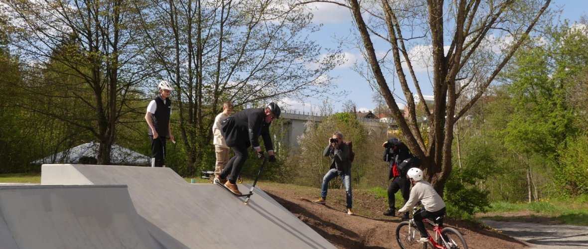 Oberbürgermeister Markus Zwick testet den neuen Skatepark