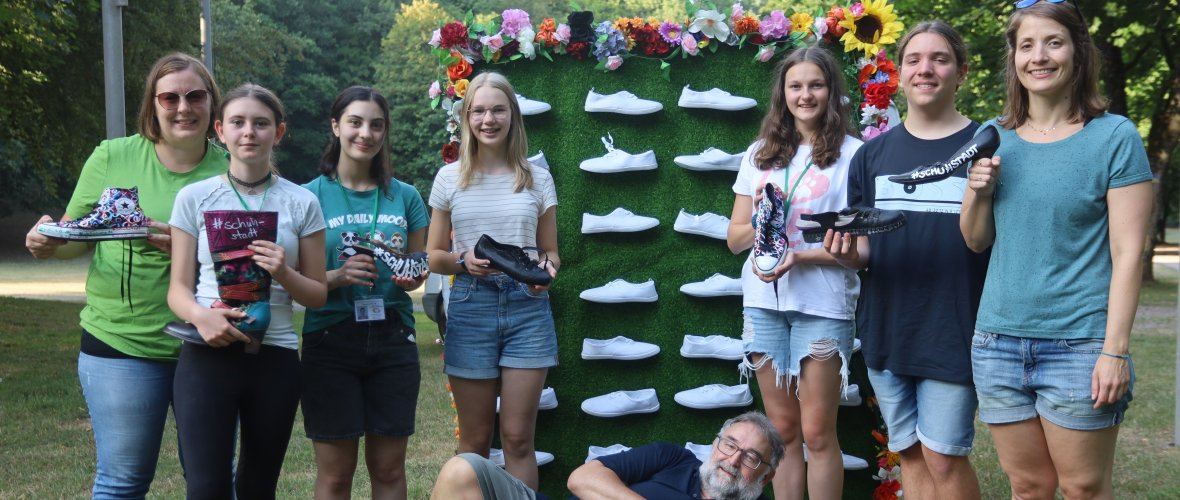 Das Schlagzeilen-Team vor dem Fotopoint