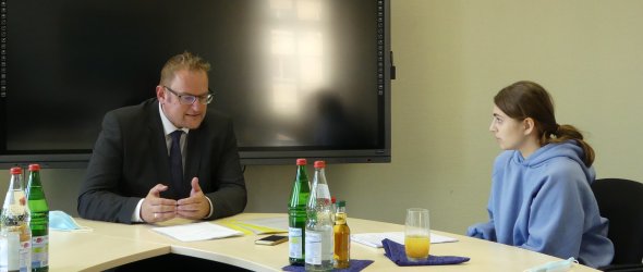 Oberbürgermeister Markus Zwick beim Interview Schlagzeilen-Reporterin Seda Turpalova im Gespräch mit Oberbürgermeister Markus Zwick