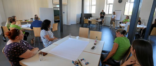 Die Teilnehmenden am Workshop mit Geraldine Schmid und Dieter Assel (im Hintergrund)