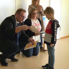 Oberbürgermeister Markus Zwick übergibt die Urkunde an den neuen LeckerSchmeckerDetektiv
