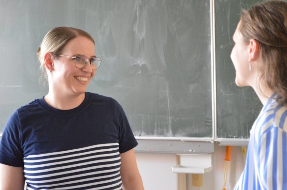 Katharina Meder (links) im Gespräch mit Schlagzeilen-Reporterin Hannah Diehl