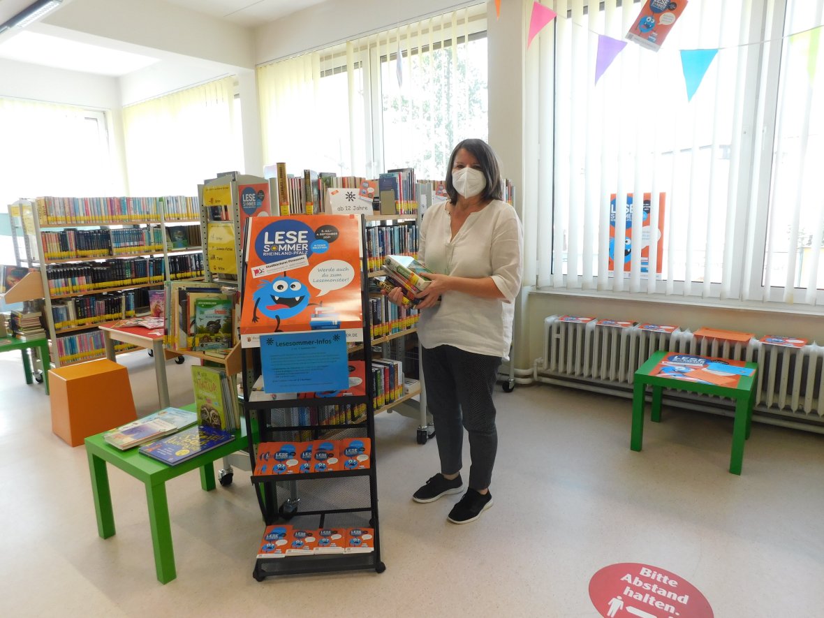 Ricarda Faul, die Leiterin der Kinder- und Jugendbücherei Pirmasens, vor einem Bücherregal