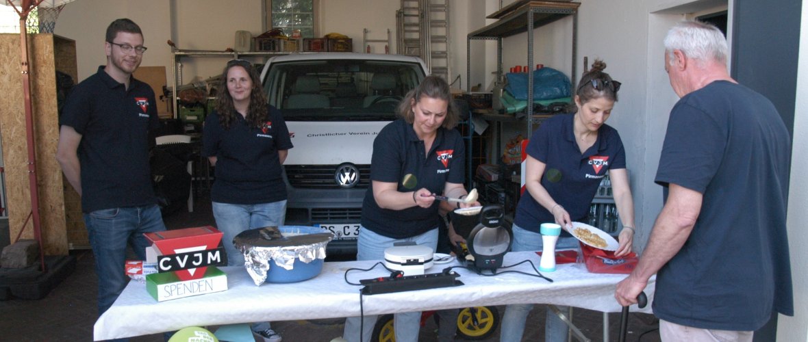 Der Vorstand des CVJM Pirmasens backt Waffeln für die Besucher