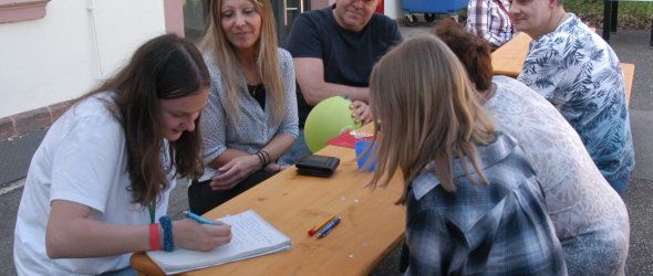 Carlotta und Junia im Gespräch mit Besuchern des Fests