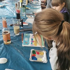 Mädchen malt konzentriert an einem Bild