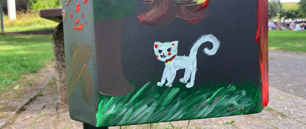 Gemalte Katze auf einem Mülleimer am Wedebrunnen Gemalte Katze auf einem Mülleimer am Wedebrunnen