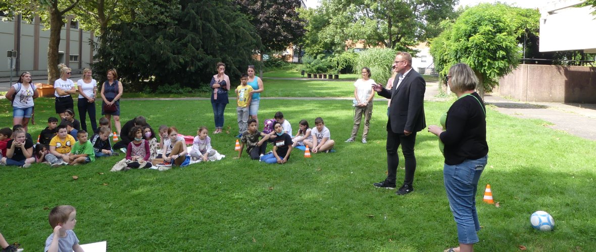 Markus Zwick und Martina Fuhrmann begrüßen Kinder im Wedebrunnen-Park