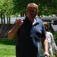 Oberbürgermeister Markus Zwick beim Hullern im Wedebrunnen-Park