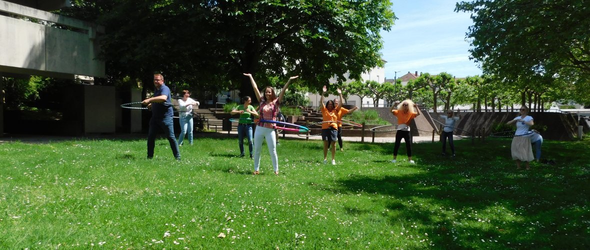 Teilnehmer lassen die Reifen kreisen bei der Eröffnung von "Pirmasens hullert" im Wedebrunnen-Park