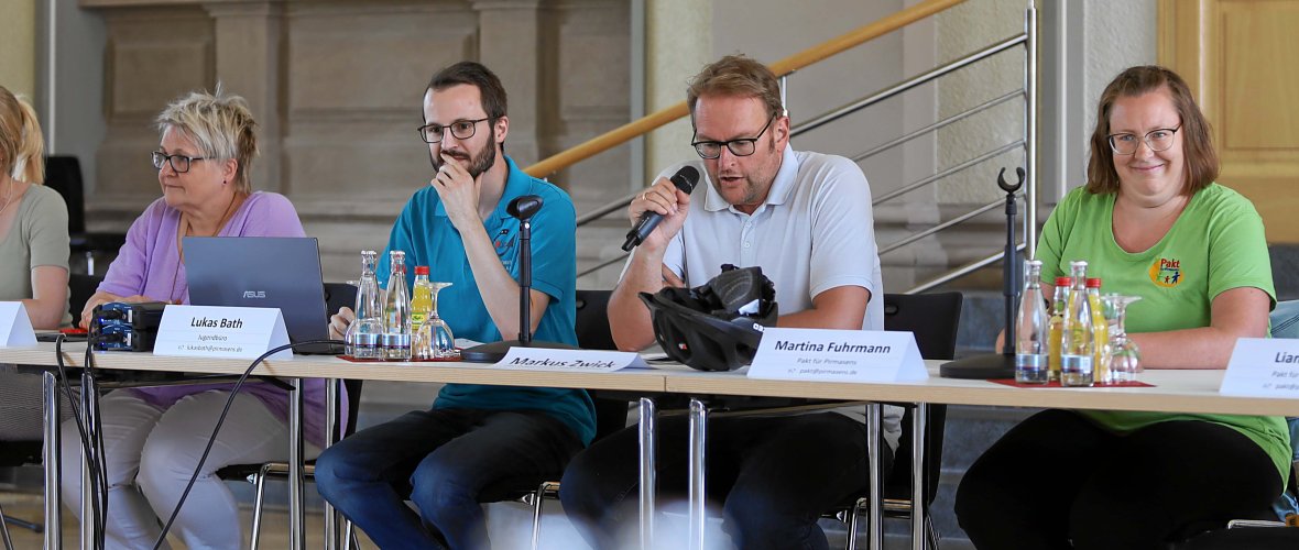 Oberbürgermeister Markus Zwick (mit Mikrofon) beim Runden Tisch des Pakts für Pirmasens, rechts daneben Pakt-Koordinatorin Martina Fuhrmann
