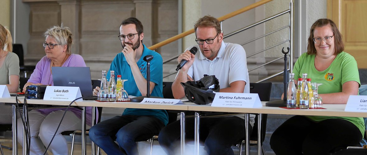 Oberbürgermeister Markus Zwick (mit Mikrofon) beim Runden Tisch des Pakts für Pirmasens, rechts daneben Pakt-Koordinatorin Martina Fuhrmann Oberbürgermeister Markus Zwick (mit Mikrofon) beim Runden Tisch des Pakts für Pirmasens, rechts daneben Pakt-Koordinatorin Martina Fuhrmann