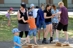 Beim School's out am Wedebrunnen Kinder balancieren beim School's out am Wedebrunnen