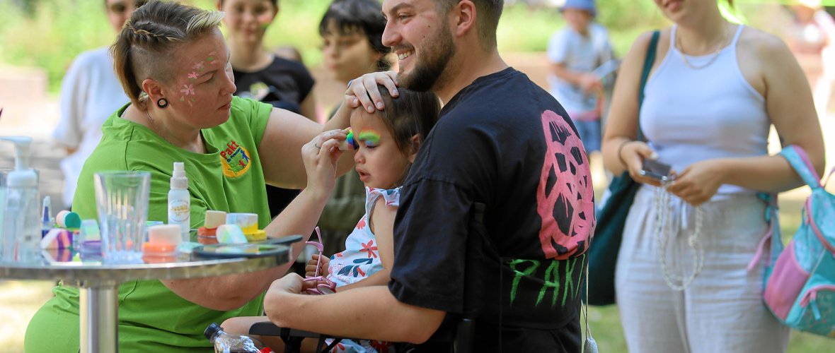 Kinderschminken beim School's out Ein Kind wird beim School's out geschminkt