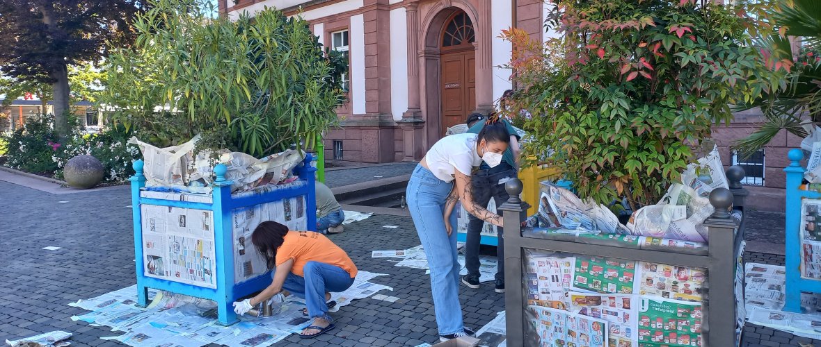 Bunt besprayt werden die Blumenkübel am Exe